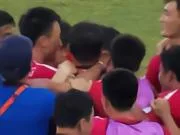 亚运男足：朝鲜4-1逆转伊朗出线+送对手出局，罗明成双响