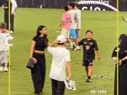 安东内拉进场庆祝,看到儿子蒂亚戈没穿鞋而训了他一顿