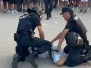 世体：西班牙内政部立案，调查埃尔切警察涉嫌殴打巴萨球迷