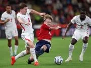半场战报：英格兰0-0十人捷克，罗杰斯中柱，舒尔茨染红