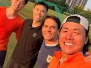 王大雷晒与郑铮等人训练场合影:笨鸟先飞呗,菜就提前练