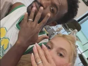 订婚了?维尼修斯女友晒两人无名指戴戒指照片