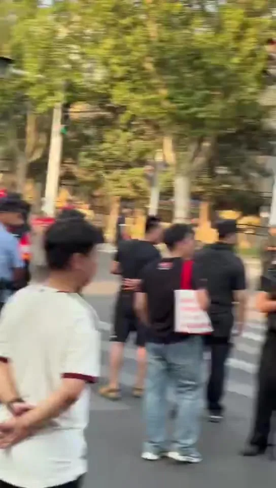 蓉城媒体人晒视频：走在规定封控路段 身后球迷集体大骂+投掷水瓶