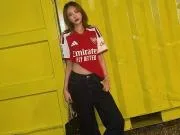 漂亮的阿森纳小姐姐教你穿着队服如何街拍摆pose...