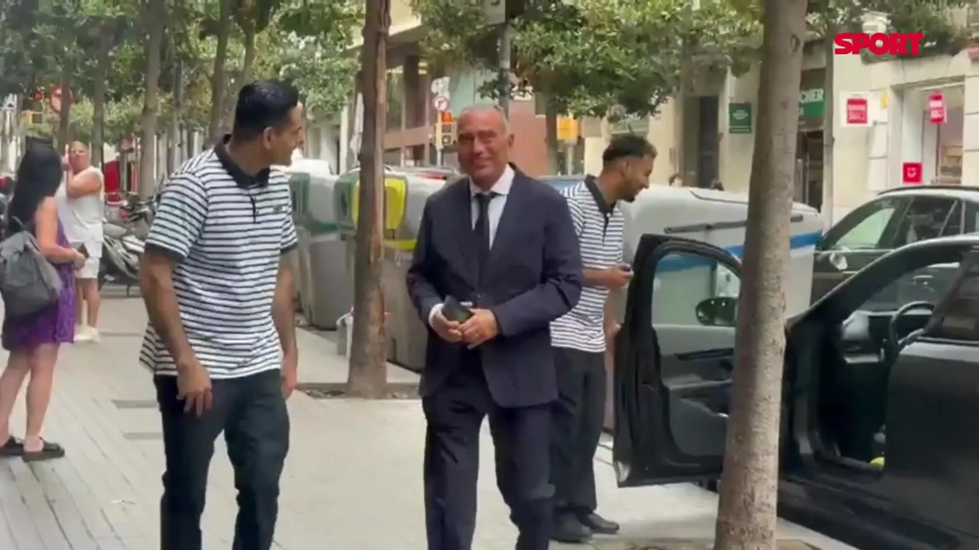 每体：巴萨副主席尤斯特与利瓦科维奇以及董事会共进午餐