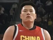 拼劲十足,李弘权全场抢下13篮板,包括4个前场篮板