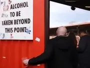 英国首相:足球看台禁酒令是歧视行为,这项立法早已过时