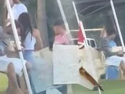 梅西退出国家队后首次露面，和苏亚雷斯看孩子踢球
