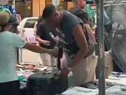 松弛感~威斯布鲁克在香港游玩,在路边摊购买行李箱