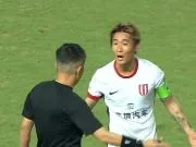 记者：韦世豪是性格有缺陷的优秀球员，个性球员遇到复杂环境