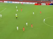 疯狂的足球……程进补时无压迫分边,将球直接传给了广告牌