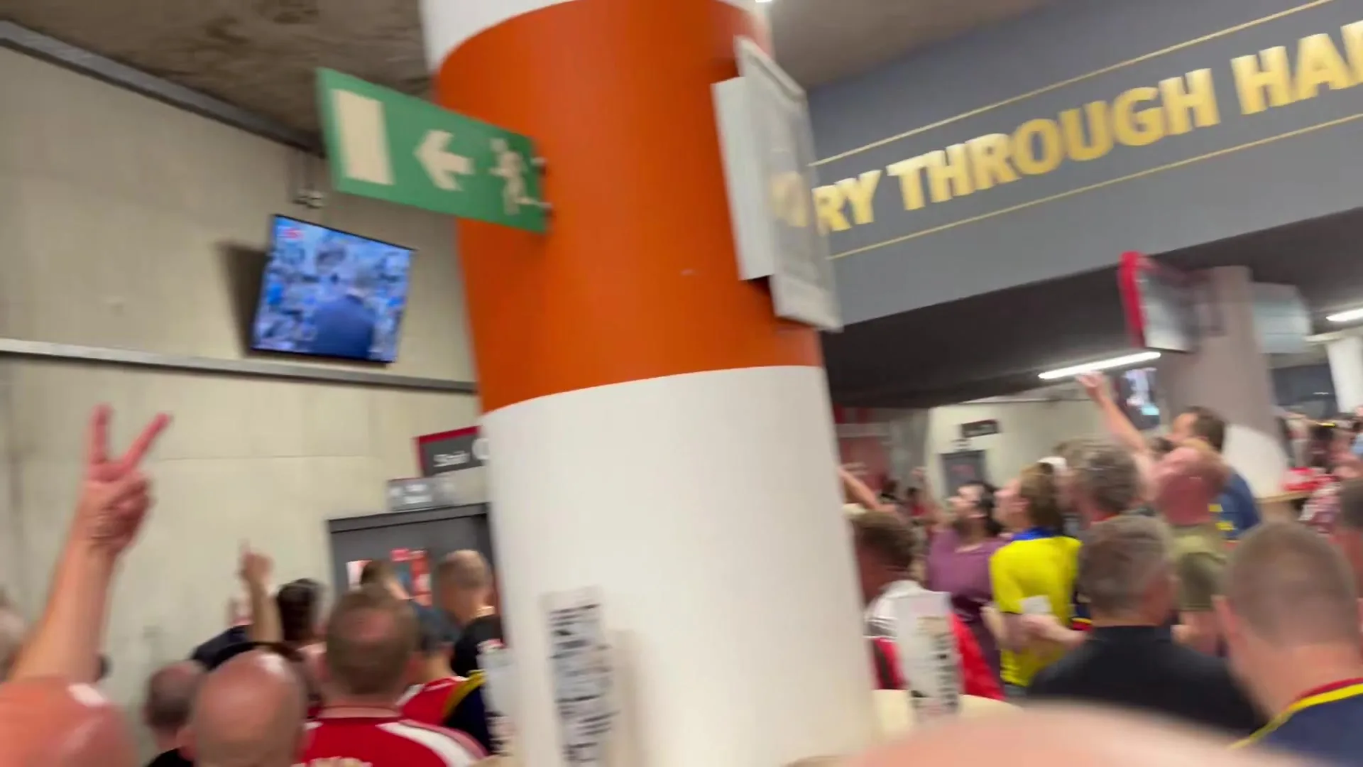 枪手狂欢!阿森纳旧将奈尔斯读秒绝平曼联 酋长球场内狂欢庆祝