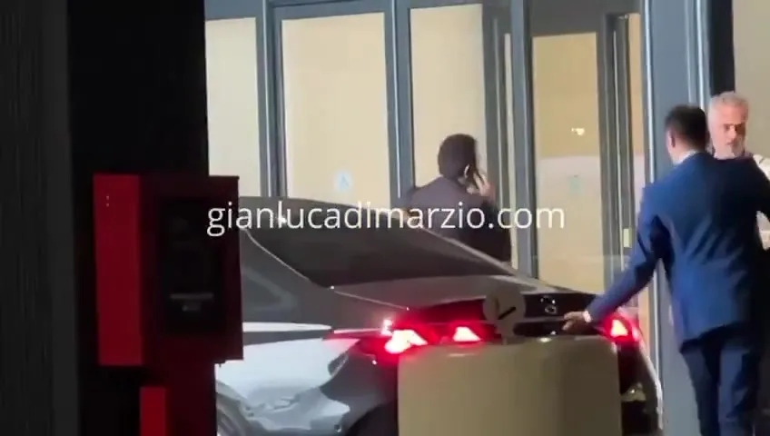 迪马社媒晒加拉塔萨雷高层抵达米兰照,将直接就莱奥转会进行磋商