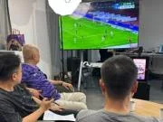 记者晒照:于根伟指导开播前,大家伙儿都在看浙江vs三镇比赛