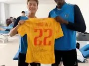 收藏+1,马马杜收到毛伟杰的签名球衣