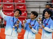 高清图集:中国男足亚运队全体参加颁奖典礼领取铜牌
