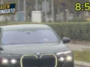 六台:维尼修斯于当地时间今日8时58分抵达皇马训练基地