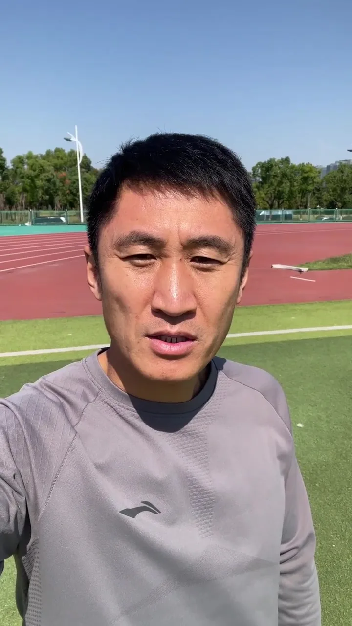 马宁社媒为国足加油:中午训练,晚上给中国队加油!