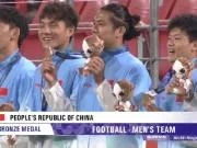 中国男足亚运队领取铜牌!时隔28年再度登上亚运男足领奖台
