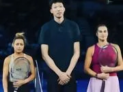 周琦现身中网现场,为萨巴伦卡和扎拉祖哈的比赛挑边