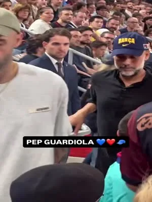 瓜迪奥拉巴萨棒球帽上身 💙❤️🧢现身巴萨男篮主场...