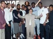 真正的顶流,成龙现身NBA中国赛,和独行侠众将合影