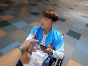 暖心,有中国球迷在名古屋机场为受伤的毛伟杰买药