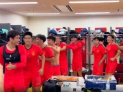 热闹起来!U23男足赛后更衣室内开起火车跳起了舞