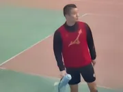 吉翔赛后喊话球迷体谅年轻球员遭回怼，随后将手中喇叭扔掉