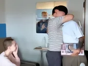 恩佐-费尔南德斯探访加拉汉医院,为住院的年轻病人送去礼物