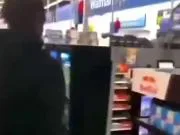 如今看到一名曼城球迷身穿金色冠军徽章时：