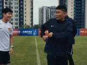 拿来吧你!刘建业把向余望的铜牌揣进兜:你再向国奥队要一块