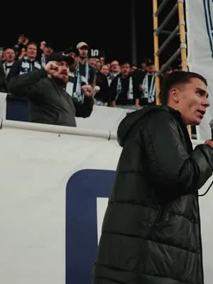 Oi Suomi On!进球功臣瓦尔塔赛后与球迷...