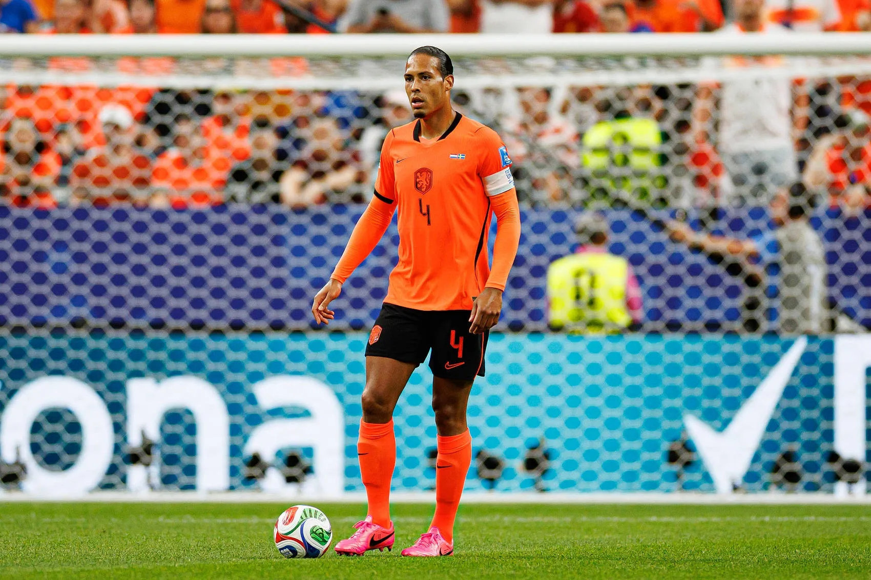 范戴克将迎百场里程碑，哈维：他是顶级球员，明天会上场