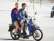 老照片:1990年,科曼与胡里奥-阿尔贝托骑着摩...