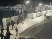 哈伊杜克与阿贾克斯球迷大规模对峙,警方强力介入,近60人被捕