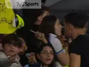 在阿根廷大胜玻利维亚后,大马丁把他的球衣送给了一个小女孩