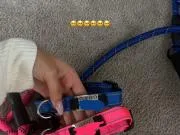 亚马尔女友给两只狗狗买的项圈：你们告诉我，绑带更...