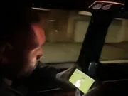 约纳坦-塔晒照,在车上用手机观看德国队比赛