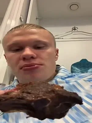 哈兰德赛后干饭名场面🥩!大口吃肉,每咬一口都摇头...