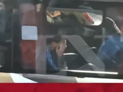 不舍离别,纪念碑球场外球迷夹道欢迎,梅西在大巴上擦拭眼泪